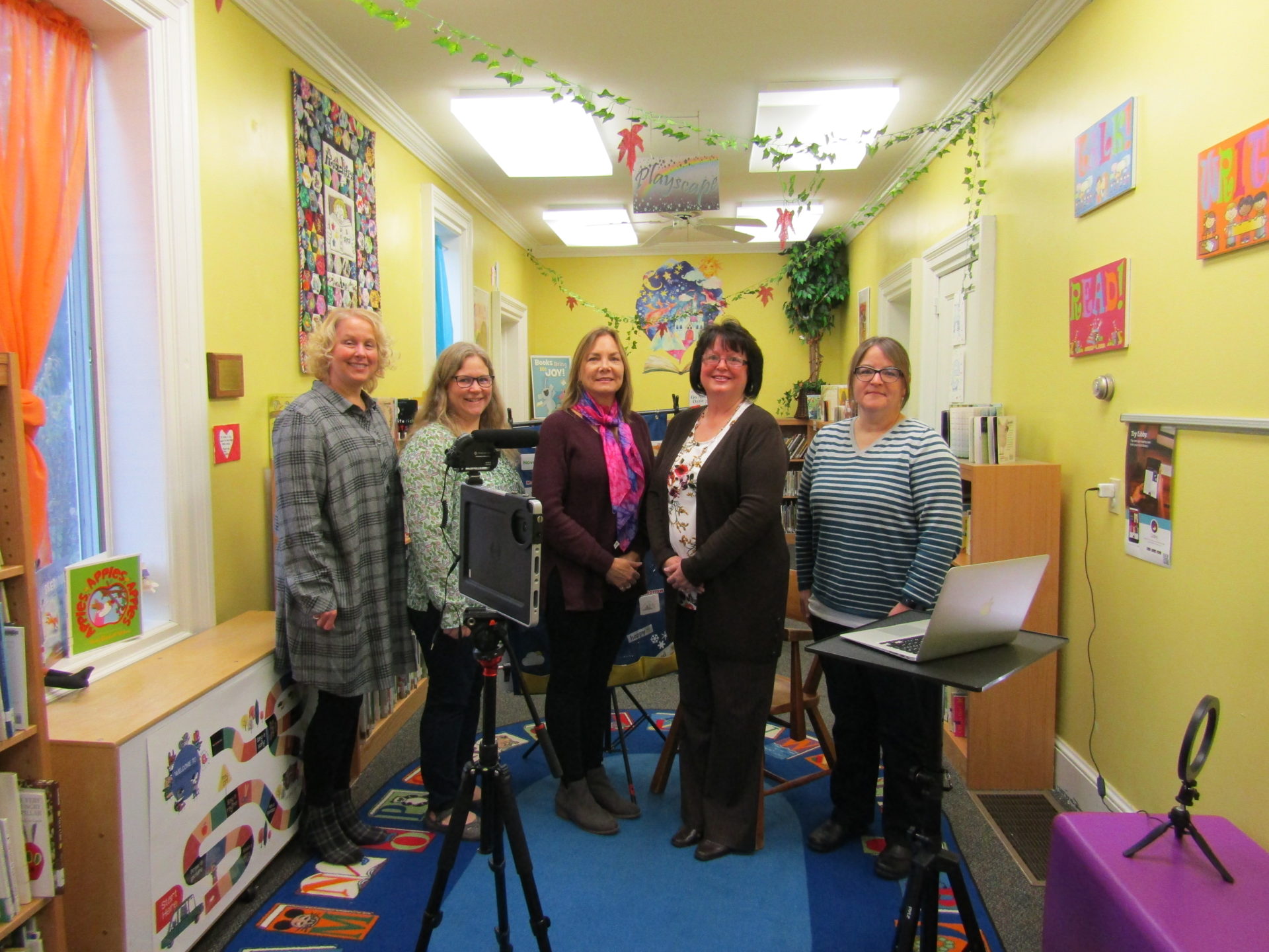 The Dime Bank Contributes to the Wayne County Library Scranton